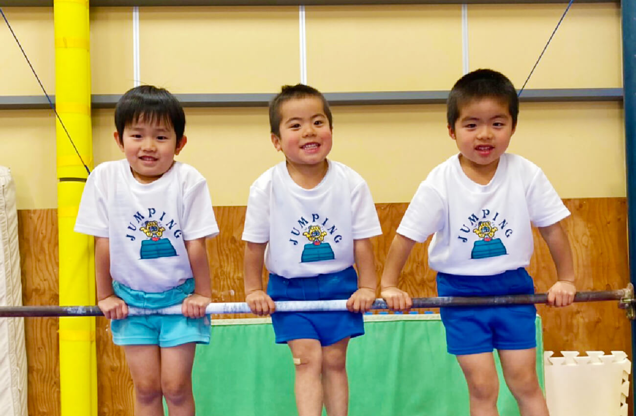 体操を学ぶ子供たちの画像