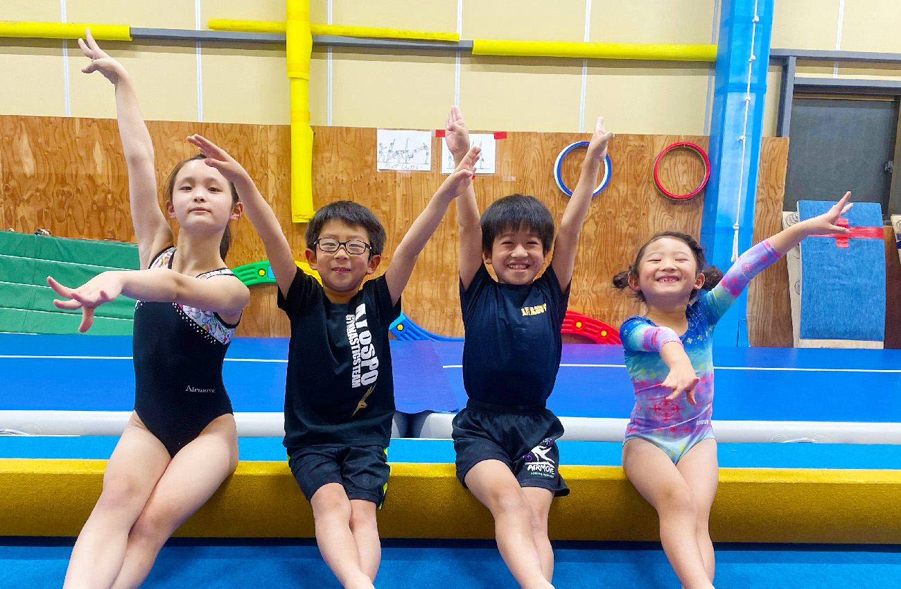 体操を学ぶ子供たちの画像