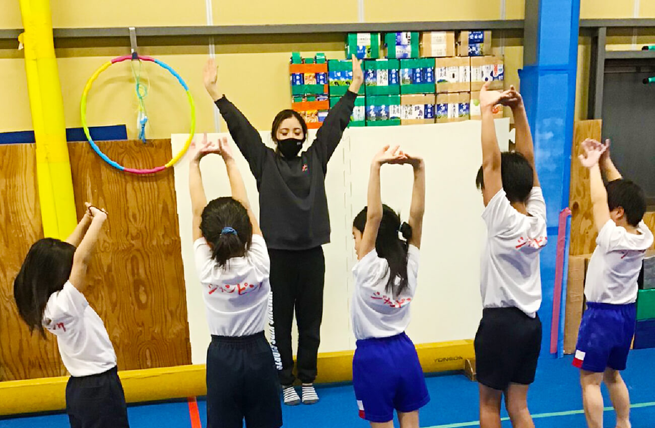 体操を学ぶ子供たちの画像
