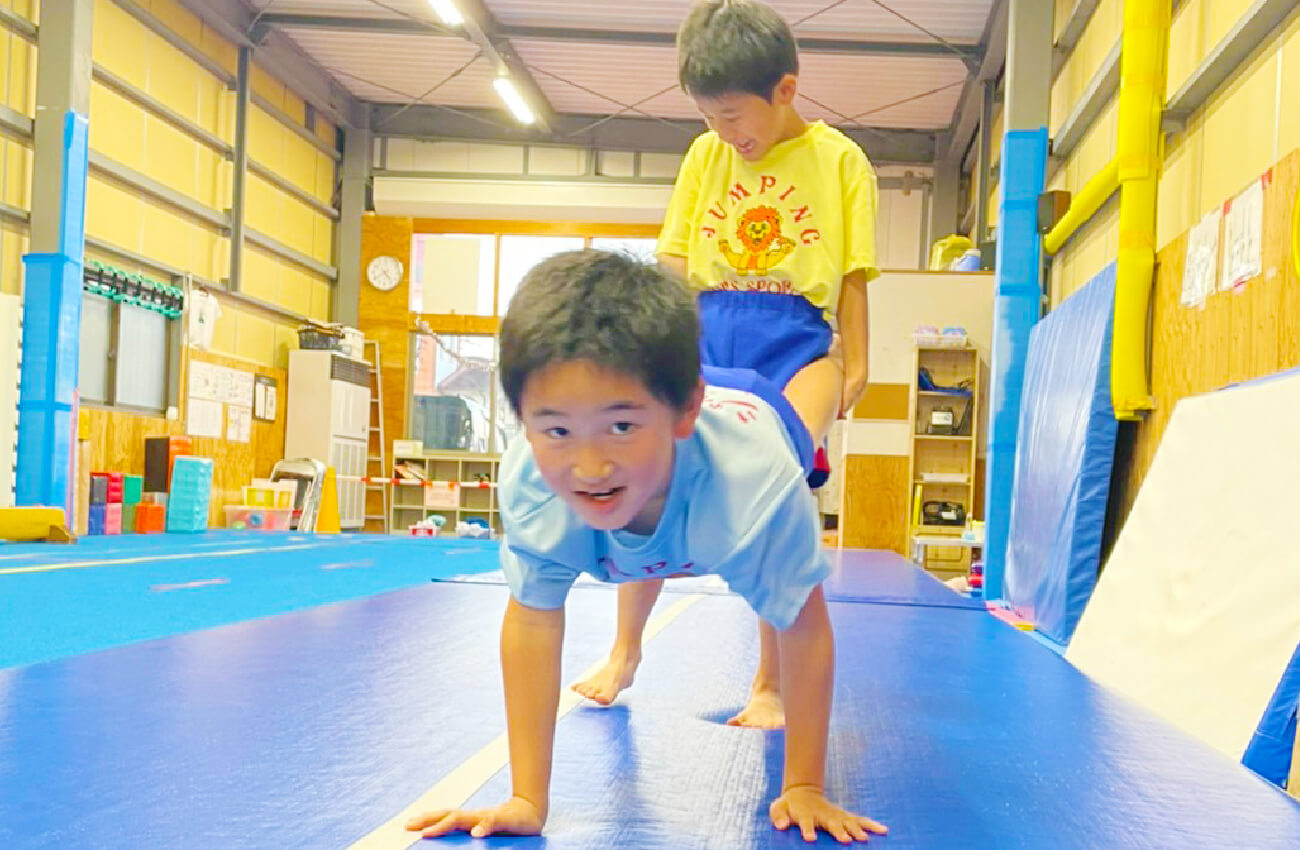 体操を学ぶ子供たちの画像
