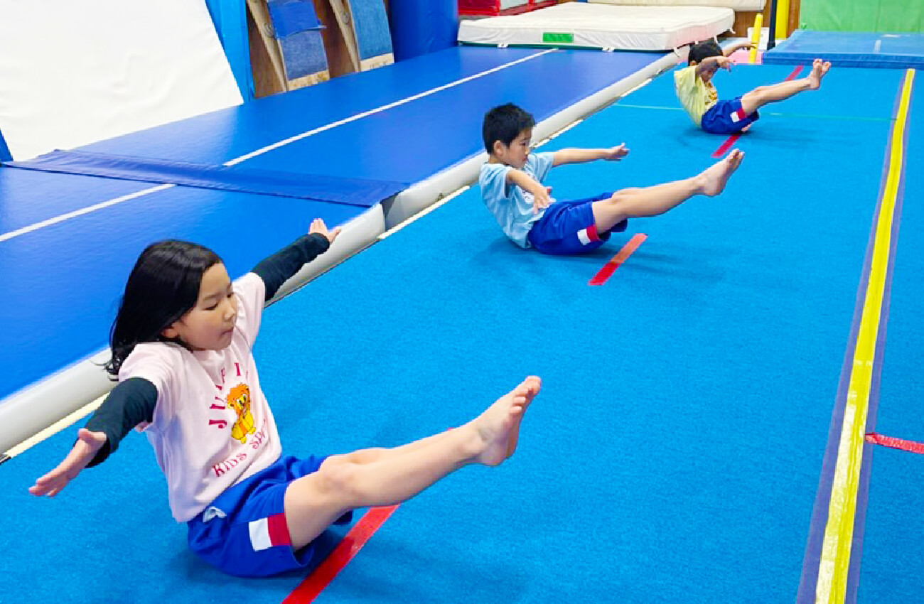 体操を学ぶ子供たちの画像