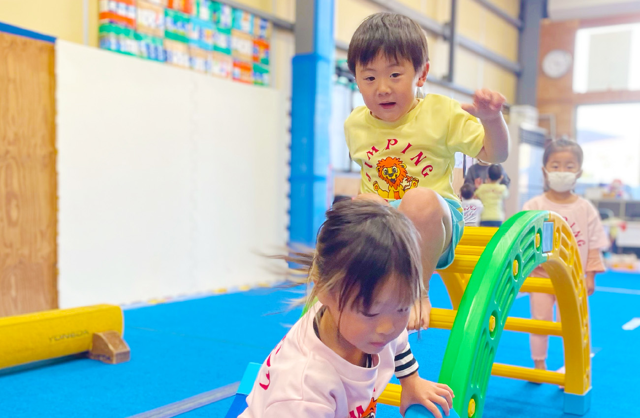 体操を学ぶ子供たちの画像