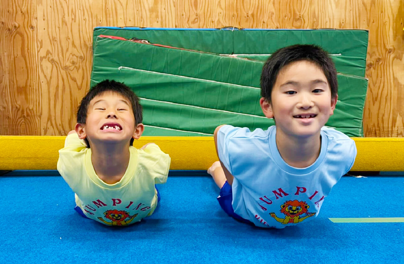 体操を学ぶ子供たちの画像
