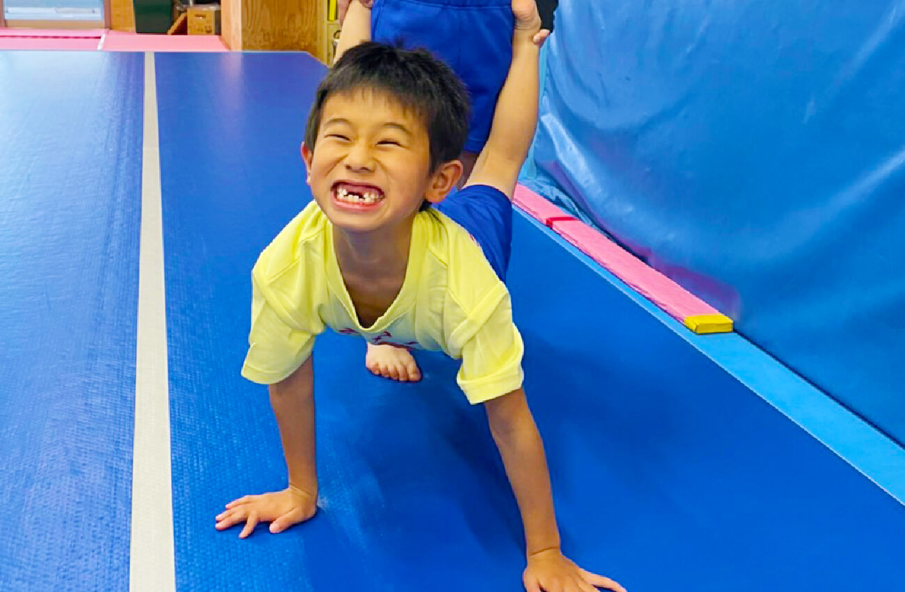 体操を学ぶ子供たちの画像